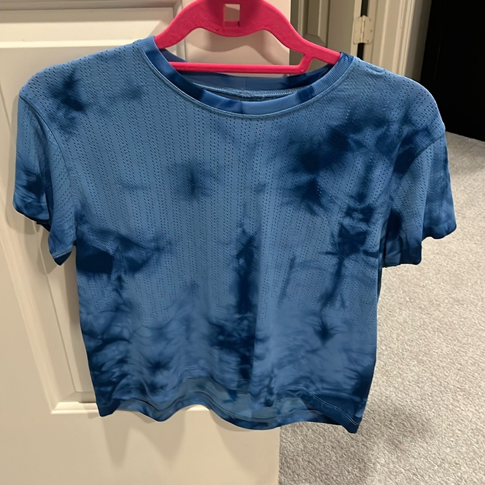 Lululemon breathable blue tie die t shirt!
